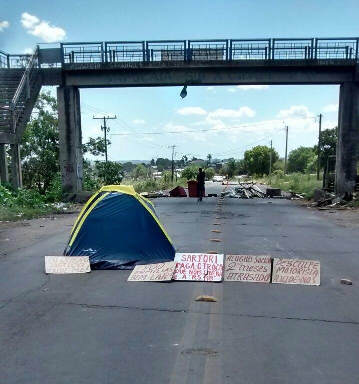 Barracas foram montadas no local e cerca de 15 a 25 pessoas mant&ecirc;m a vig&iacute;lia fechando a estrada com galhos