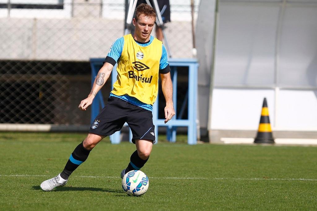 Mois&eacute;s cr&ecirc; que o Gr&ecirc;mio ficar&aacute; mais aberto com Giuliano ou Schuster