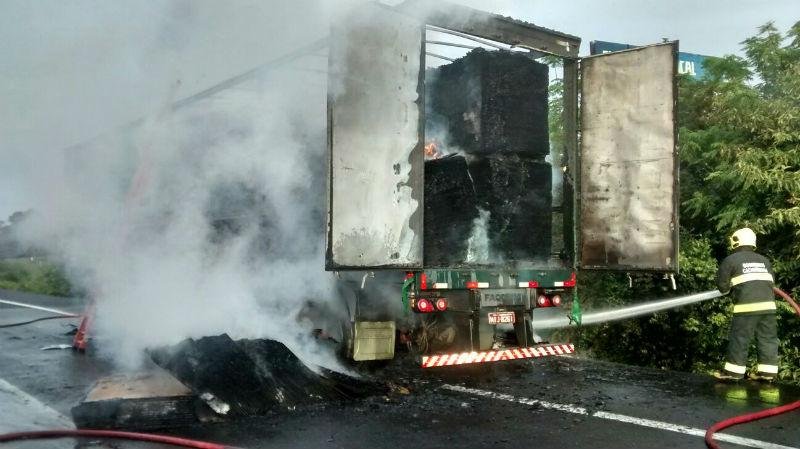 Inc&ecirc;ndio foi registrado no km 83 da rodovia e motorista escapou das chamas