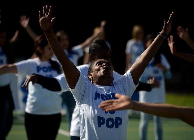 Presas tamb&eacute;m usaram camisetas com a frase "O Papa &eacute; Pop"