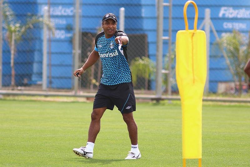 Roger pode escalar Gr&ecirc;mio sem centroavante no domingo