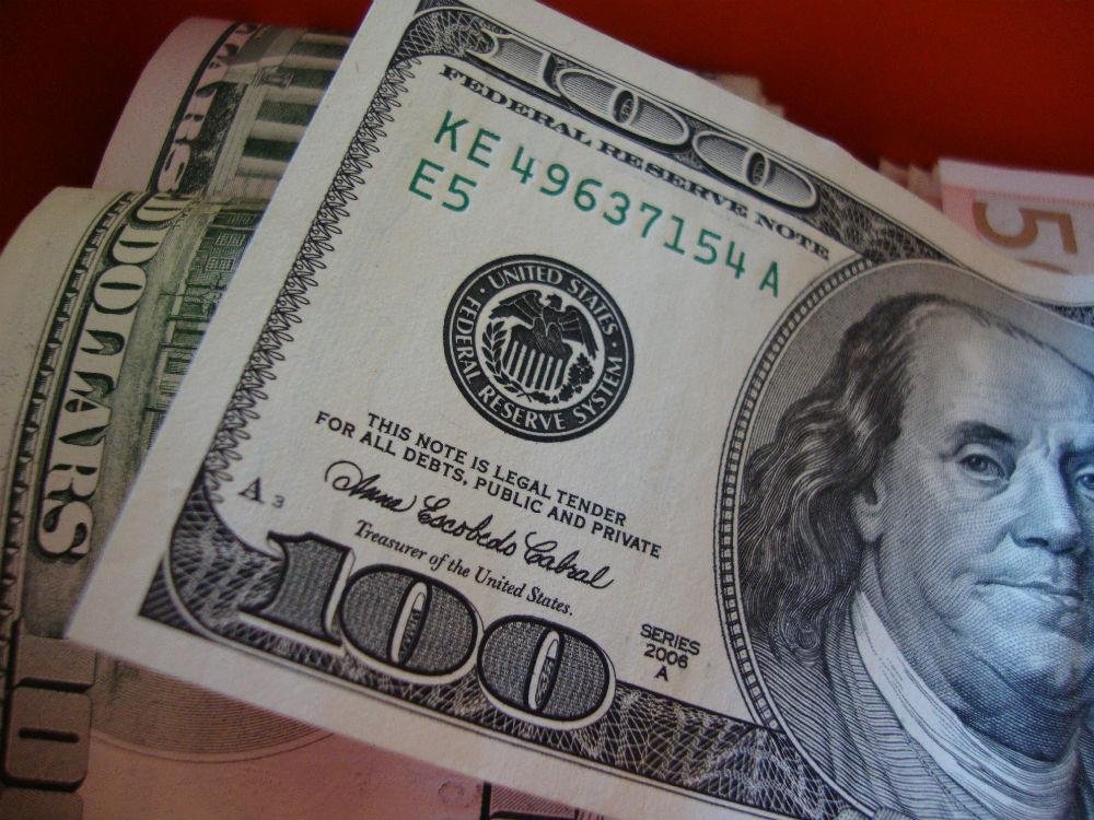 D&oacute;lar comercial encerrou a sexta-feira vendido a R$ 3,863