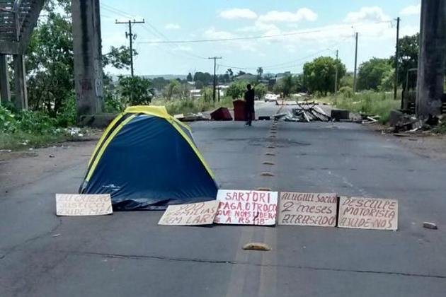 Manifestantes seguem na rodovia, impedindo a passagem para Sapucaia do Sul