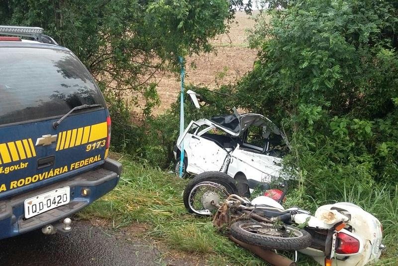 Motorista n&atilde;o resistiu aos ferimentos e motociclista foi internado em estado grave