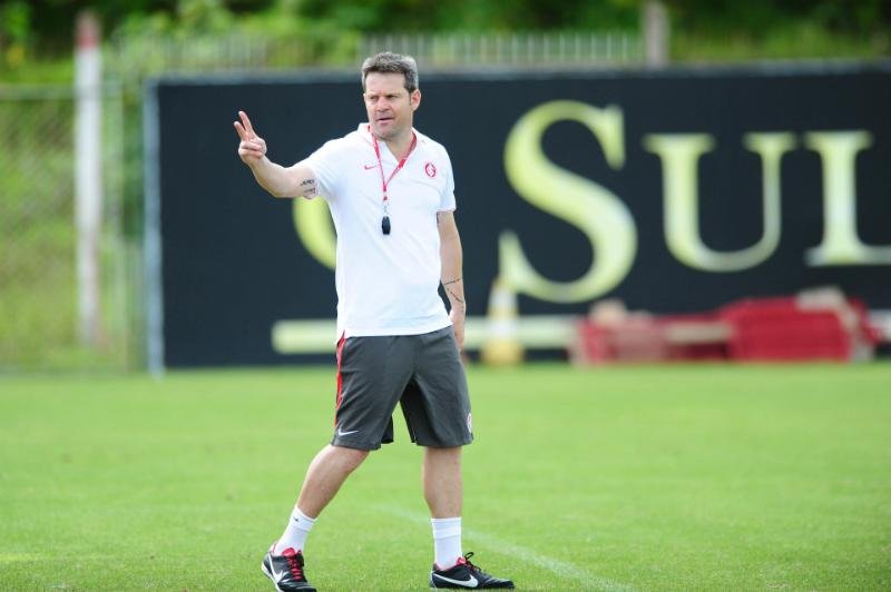 Antes do embarque, o t&eacute;cnico orientou um treino em Porto Alegre