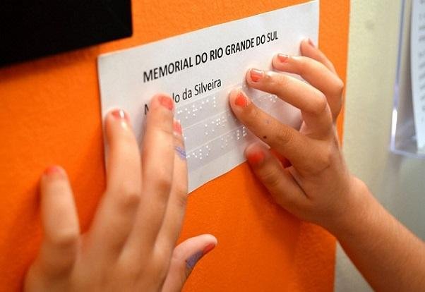 Al&eacute;m de audiodescri&ccedil;&atilde;o e impress&atilde;o 3D, fotografias t&ecirc;m legenda em braille