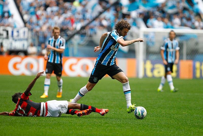 Jogadores celebram retomada do Gr&ecirc;mio para garantir lugar na Libertadores