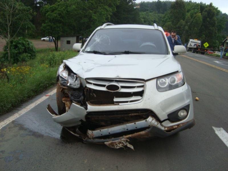 Colis&atilde;o envolveu caminhonete no km 290 da rodovia