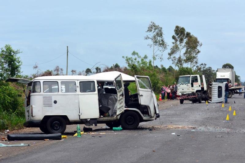 Crian&ccedil;a morre em colis&atilde;o entre dois ve&iacute;culos em Viam&atilde;o