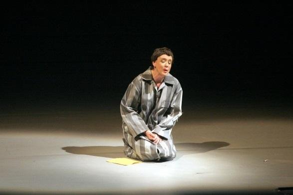 Martha Herr interpretando Olga Ben&aacute;rio nos palcos