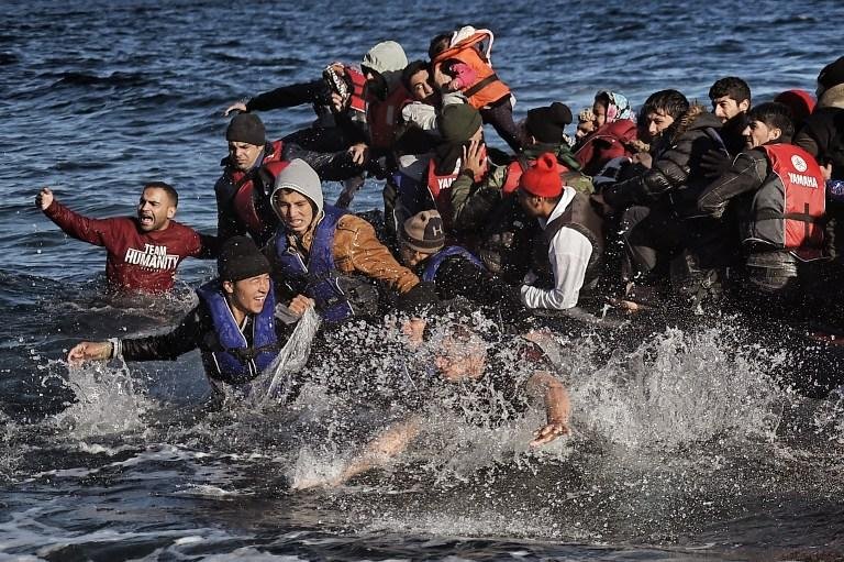 Mais de 218 mil migrantes atravessaram o Mediterr&acirc;neo em outubro, diz ONU