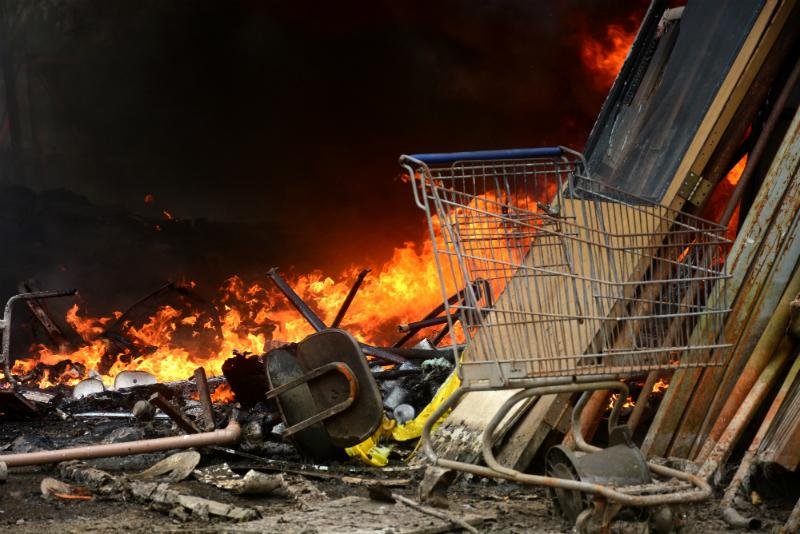 Inc&ecirc;ndio atinge lixo no bairro Humait&aacute;, em Porto Alegre