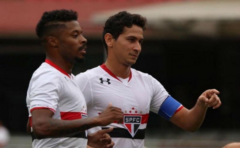 Michel Bastos foi alvo de inj&uacute;rias raciais