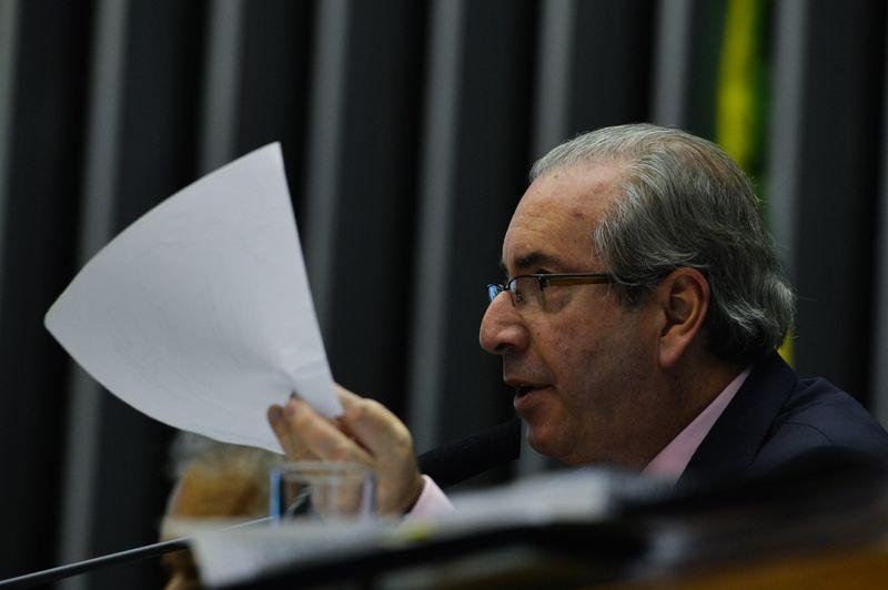 Entre 200 e 300 pessoas pediram a sa&iacute;da do parlamentar da presid&ecirc;ncia da C&acirc;mara