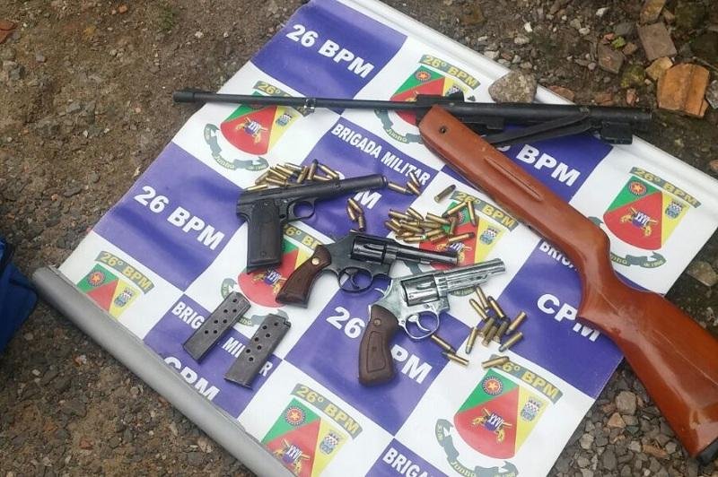 Seis mulheres e dois homens foram detidos com quatro armas de fogo e oito granadas artesanais