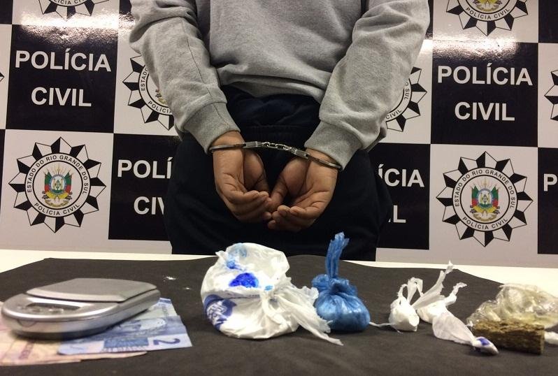 Suspeito estaria preparando venda na rua Joaquim Nabuco durante a noite