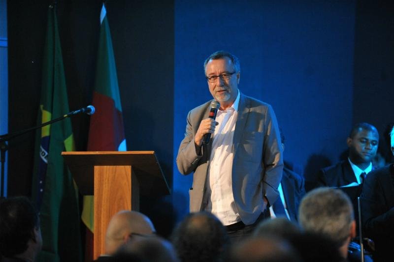Autor lan&ccedil;a livro com sess&atilde;o de aut&oacute;grafos &agrave;s 19h desta quarta