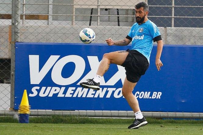 Tempo de contrato emperra renova&ccedil;&atilde;o de Douglas com Gr&ecirc;mio 