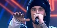 Bieber pede para público parar as palmas 