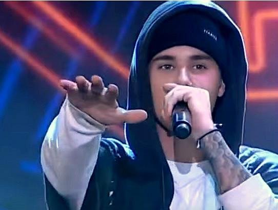 Bieber pede para p&uacute;blico parar as palmas 