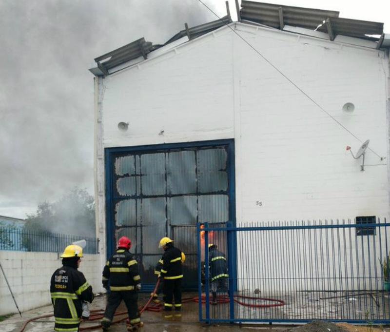 Dois caminh&otilde;es dos bombeiros foram utilizados para controlar as chamas