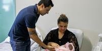 Bebê que nasceu com 380 gramas ganha alta em Porto Alegre