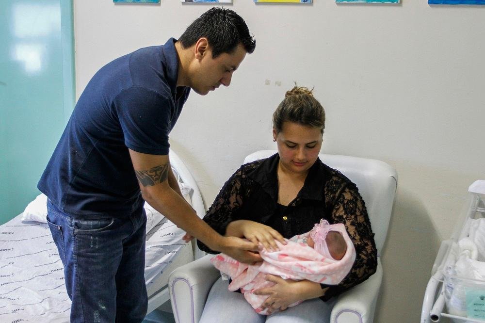 Beb&ecirc; que nasceu com 380 gramas ganha alta em Porto Alegre