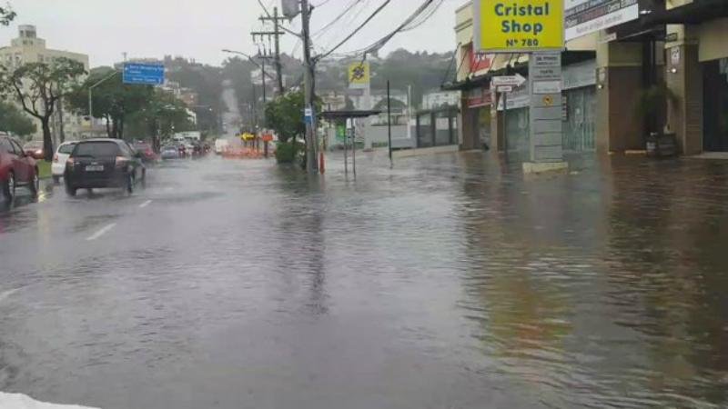 Porto Alegre registra ao menos seis pontos de alagamentos devido &agrave; chuva