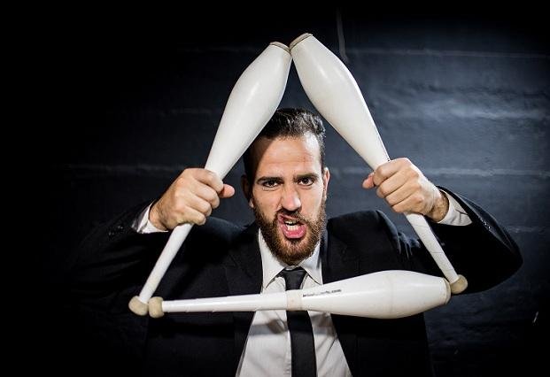 Ramon Ortiz apresenta sua comedy juggler na Capital