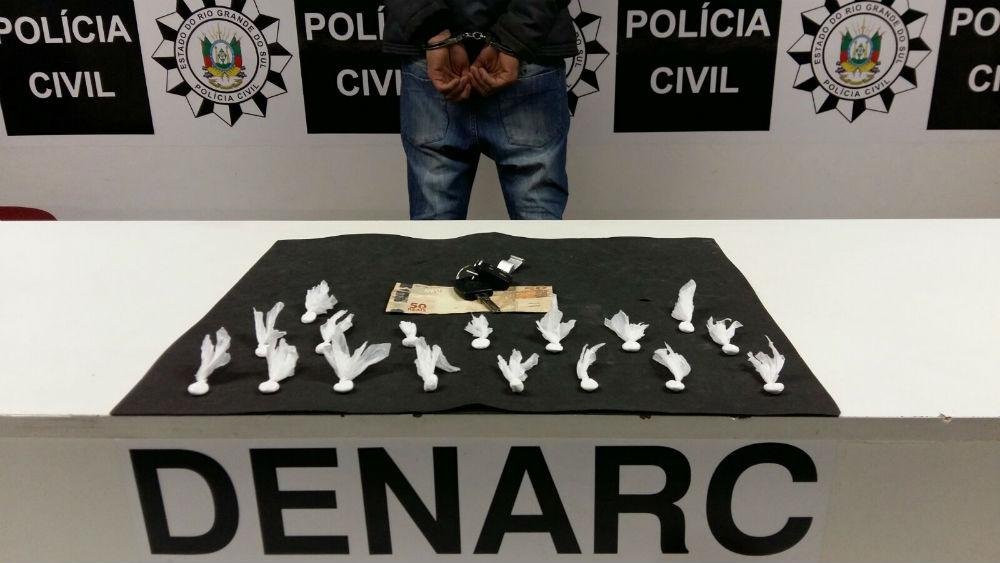 Foram apreendidas 17 buchas de coca&iacute;na