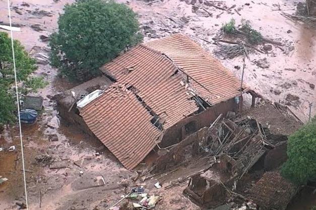 Rompimento da barragem de rejeitos da mineradora Samarco ocorreu nesta quinta-feira