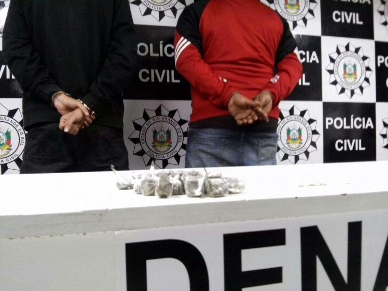Suspeitos de tr&aacute;fico s&atilde;o presos pr&oacute;ximos &agrave; escola em Porto Alegre