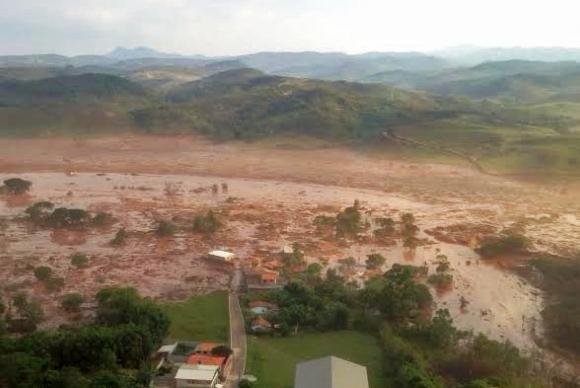 Mineradora informa que duas barragens se romperam