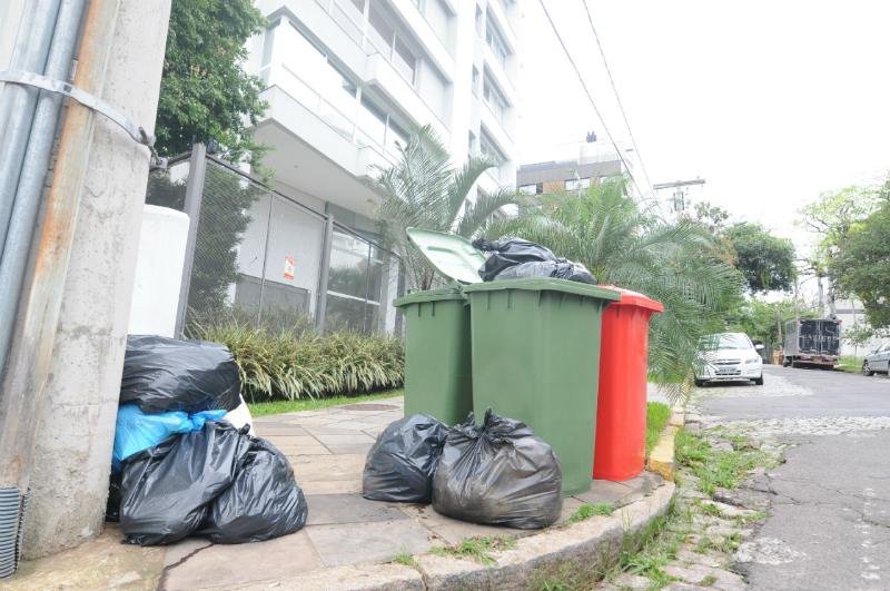 Prefeitura assinou contrato emergencial para coleta de lixo