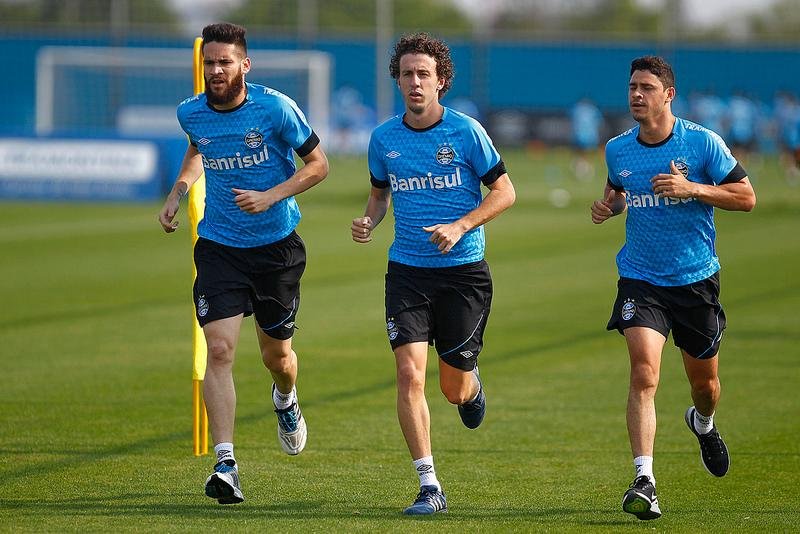Marcelo Oliveira (E) voltar&aacute; &agrave; lateral contra o Sport