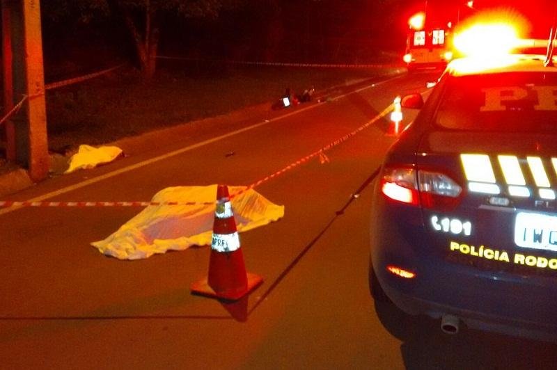 Homem e mulher morreram no local ap&oacute;s poss&iacute;vel colis&atilde;o contra poste