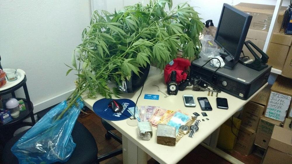 Jovem &eacute; preso com tr&ecirc;s p&eacute;s de maconha em Passo Fundo