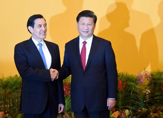 Ma Ying-jeou e Xi Jinping trocaram aperto de m&atilde;os