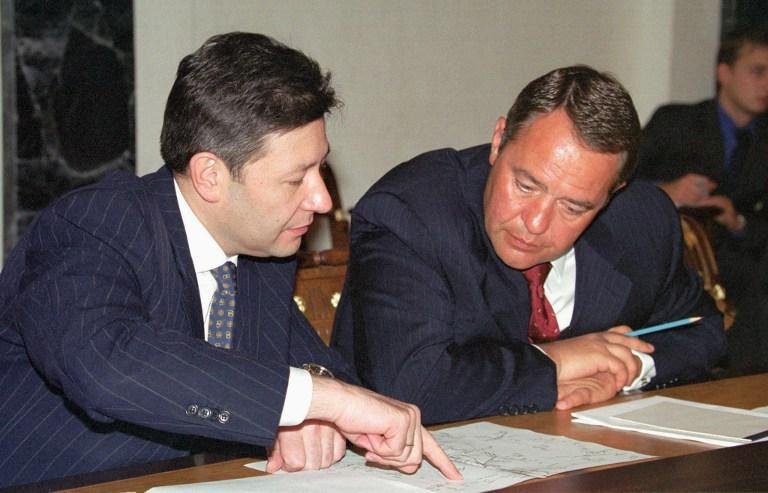 Mikhail Lesin (&agrave; direita) foi ministro russo das Comunica&ccedil;&otilde;es entre 1999 e 2004