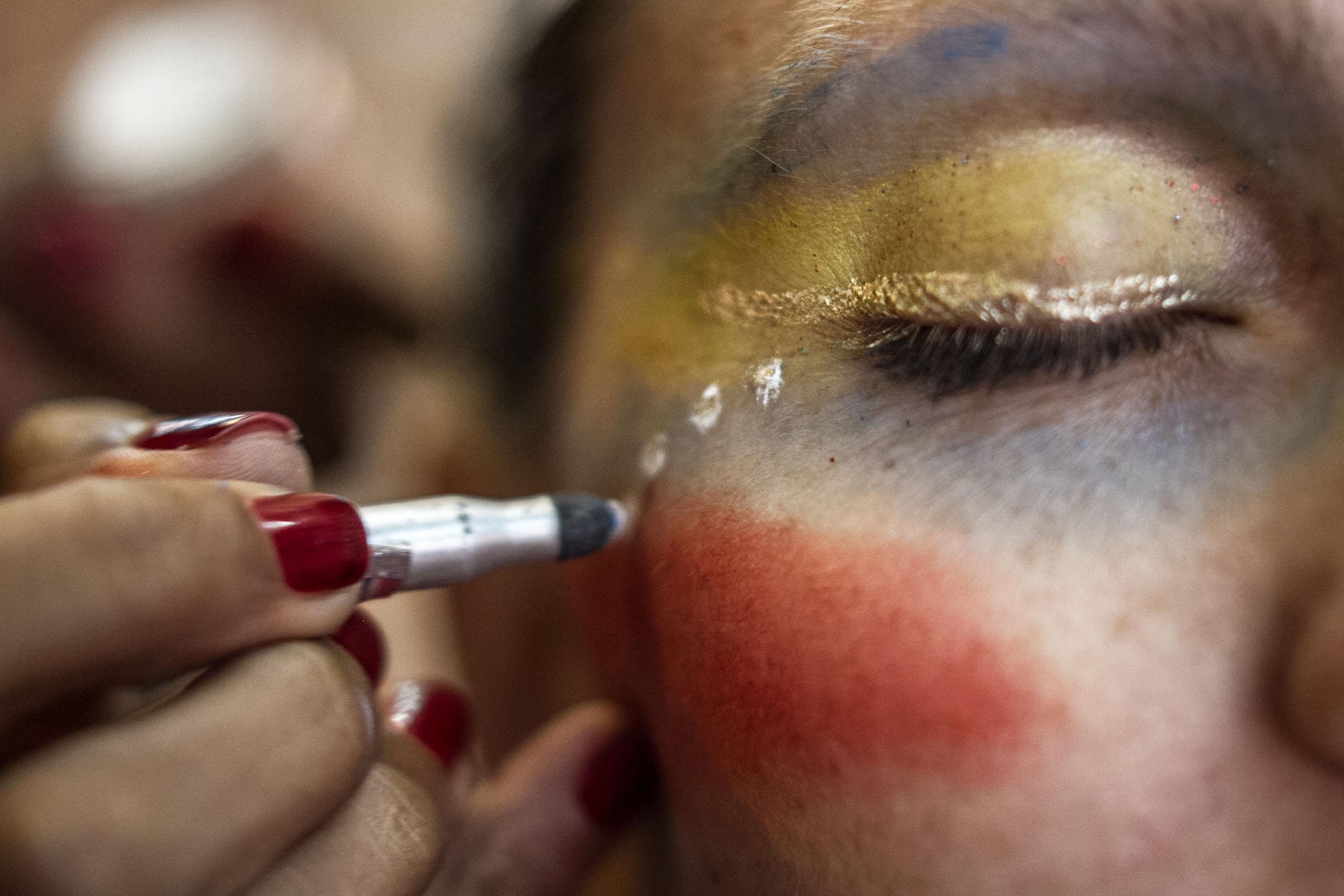Para aprender a fazer um make carnavalesco como esse, tem a oficina de maquiagem art&iacute;stica