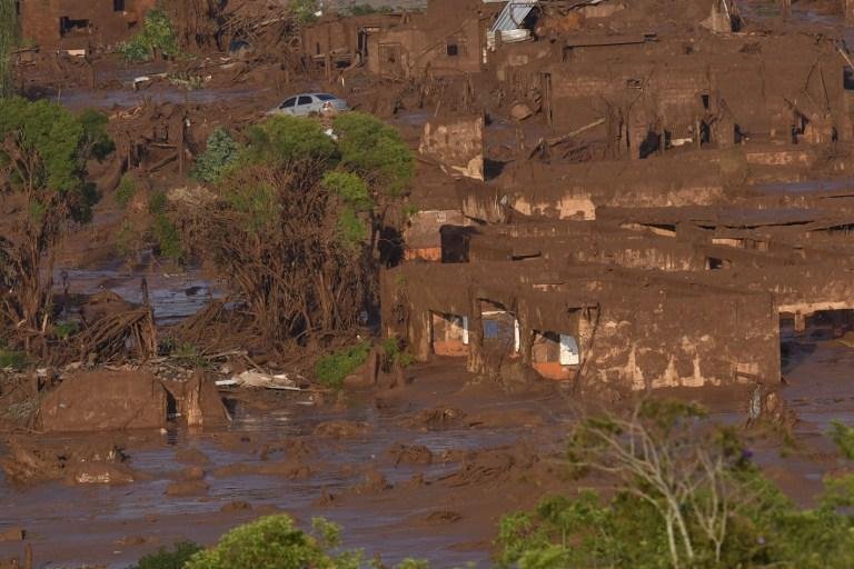 Quarenta bombeiros trabalham nas buscas em Mariana