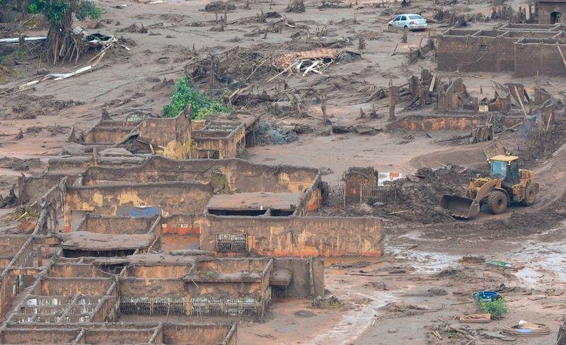 Rompimento de barragens provocou trag&eacute;dia em Mariana
