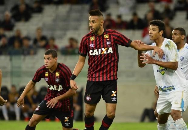 Vit&oacute;ria do Atl&eacute;tico-PR complicou a vida do Ava&iacute;, que luta para fugir do rebaixamento