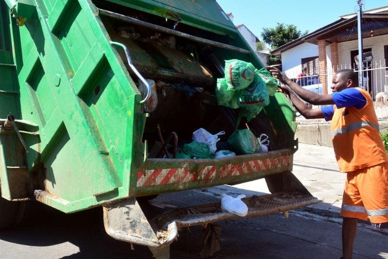 DMLU faz mutir&atilde;o para recolher lixo em Porto Alegre 