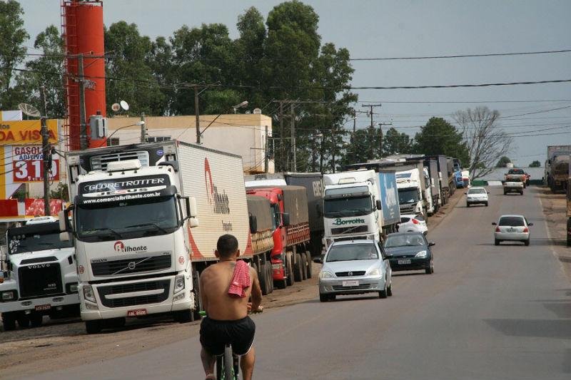 Caminhoneiros ga&uacute;chos iniciam mobiliza&ccedil;&atilde;o antes de greve  