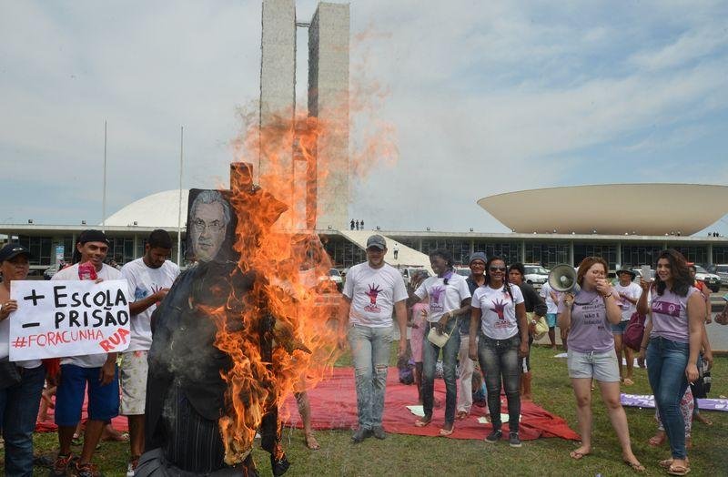 MTST queima boneco de Cunha durante protesto em frente ao Congresso Nacional