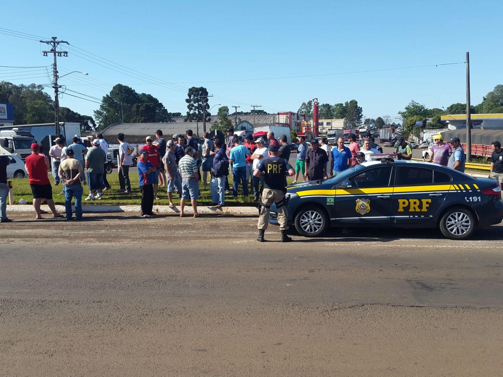 Motoristas se concentram em diversos pontos de rodovias ga&uacute;chas