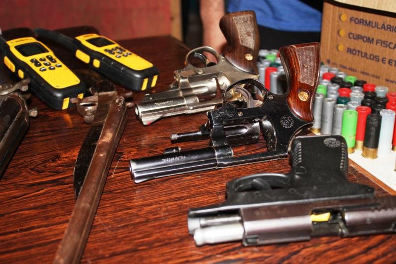 Houve o recolhimento de uma pistola, drogas, muni&ccedil;&otilde;es e pertences de v&iacute;timas