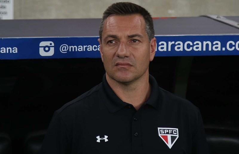 Nos 26 dias no comando, o treinador venceu dois em sete jogos e n&atilde;o resistiu 