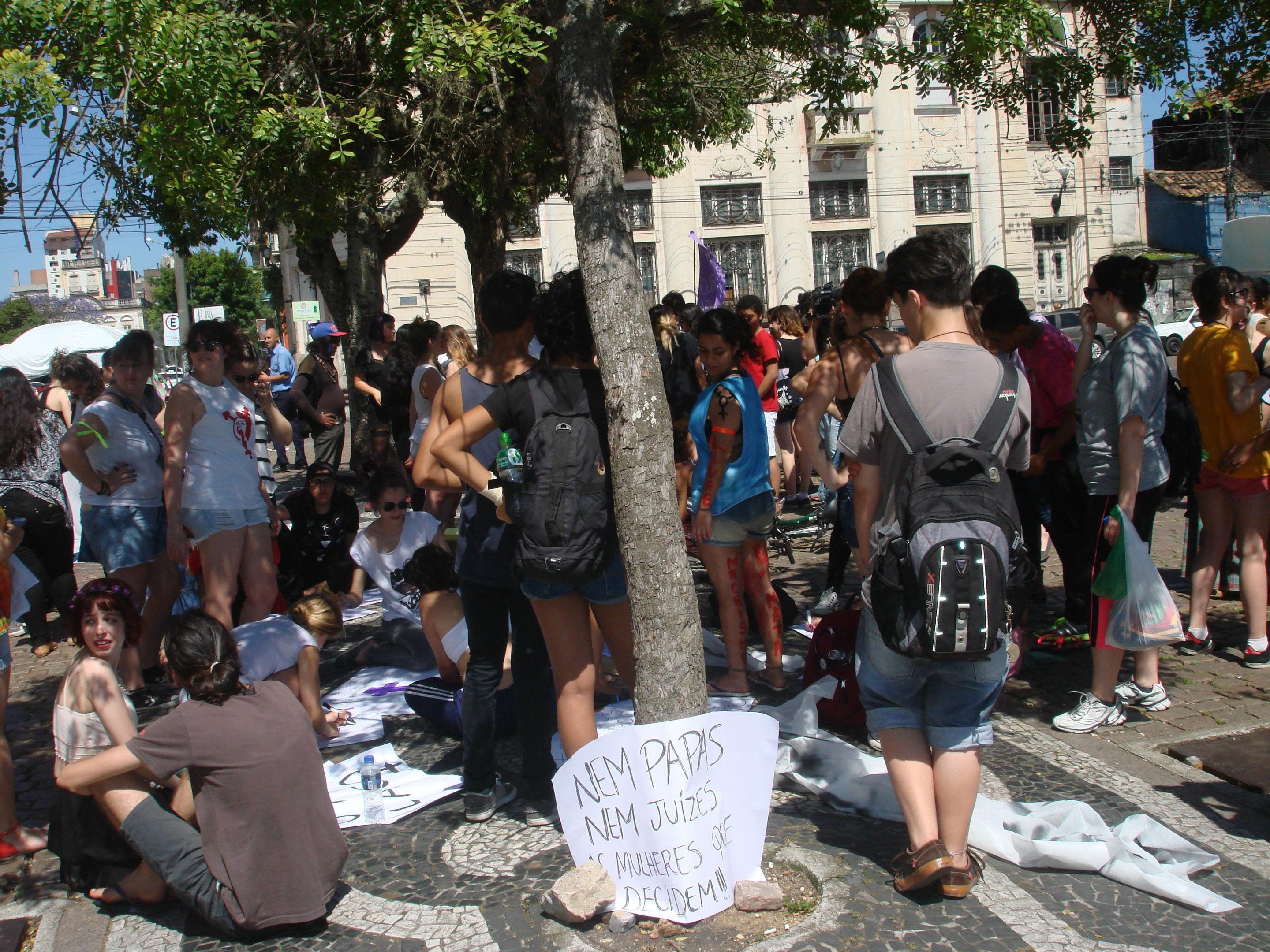 Grupo protestou contra projeto que tenta dificultar o aberto legal em caso de estupro